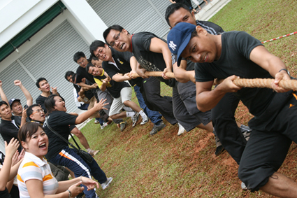 STAFF – Supporters cheering on the Swinburne Sarawak staff team in the tug-of-war event