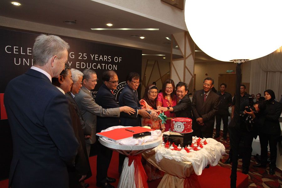 The Chief Minister and other dignitaries cutting the 25th anniversary cake