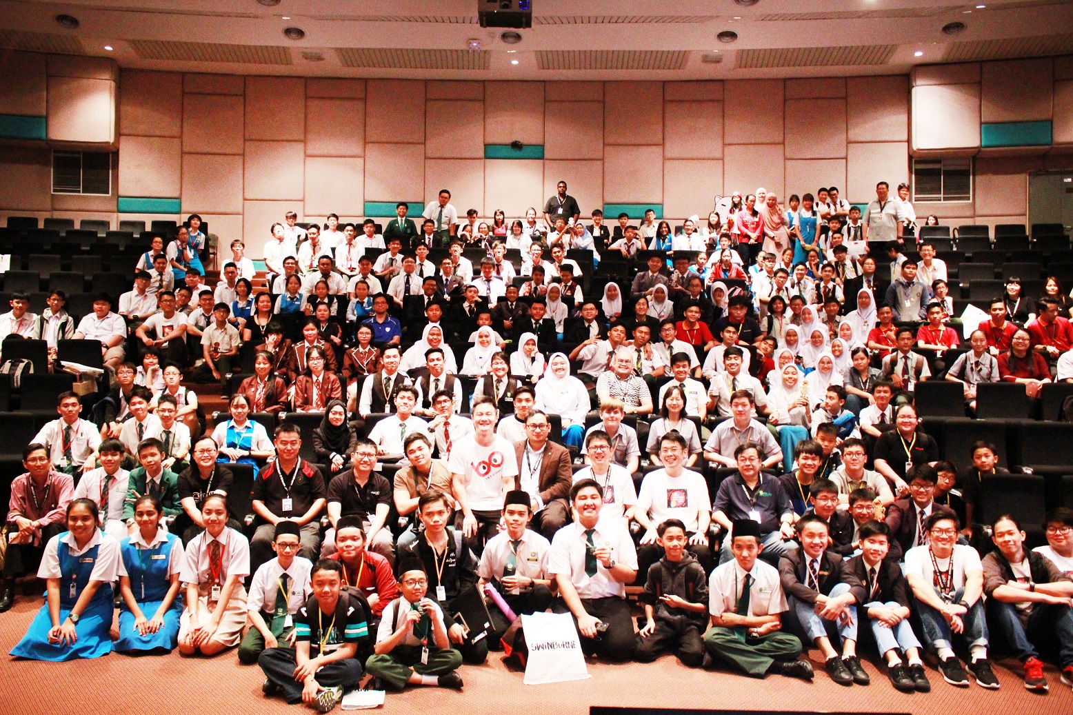 2_Group photo of participants, teachers, mentors, sponsors and organisers of YIC Sarawak Southern Zone.