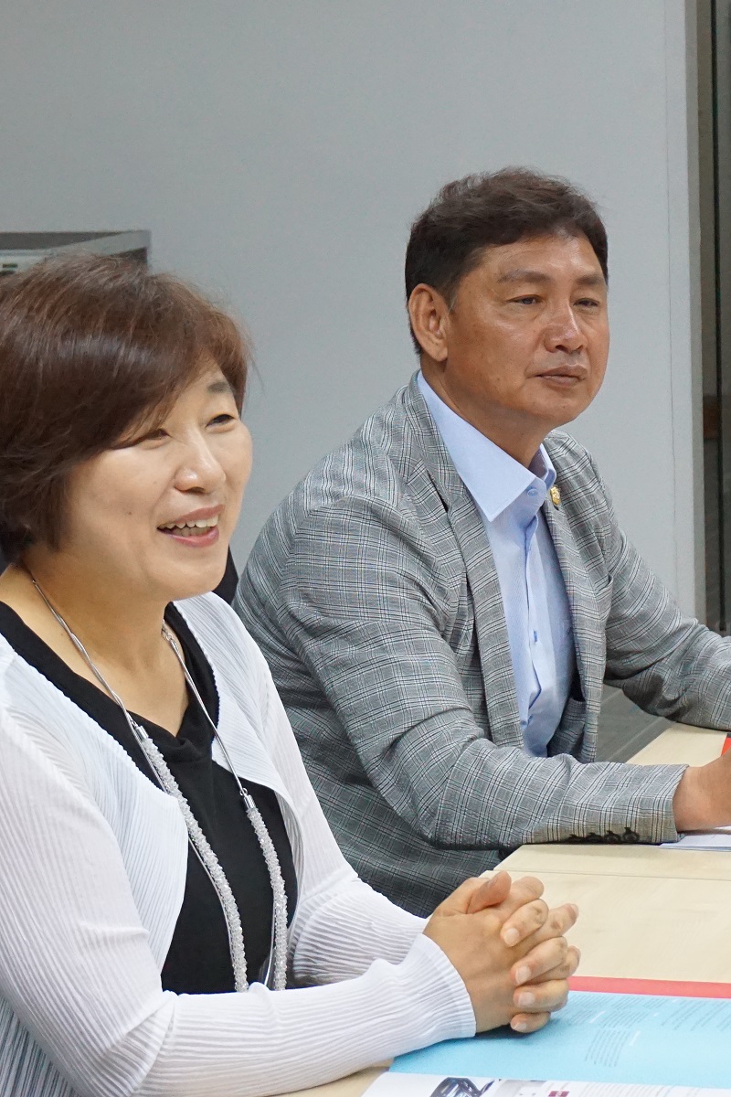 Guro District Office Vice Mayor Eom Yun Sook (left) and Chairman Park Chil Seong.