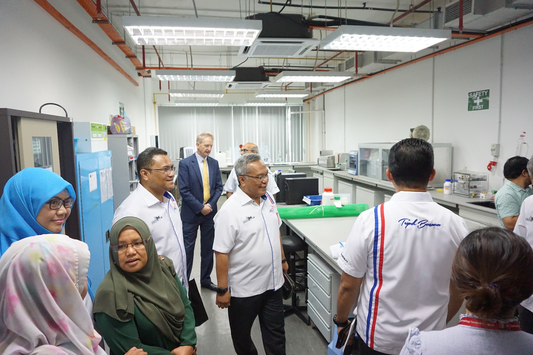 The delegation touring the engineering laboratory.