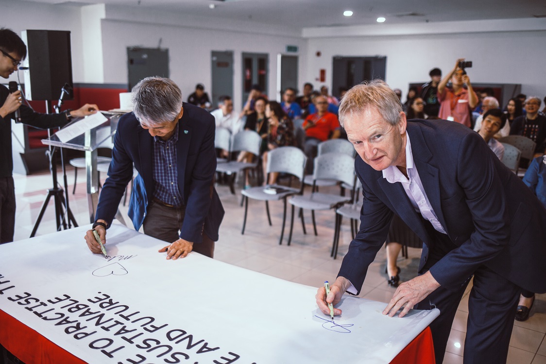 Professor Wilson and Dr Melvin signing the pledge to practice the 5Rs – refuse, reduce, reuse, repurpose and recycle.