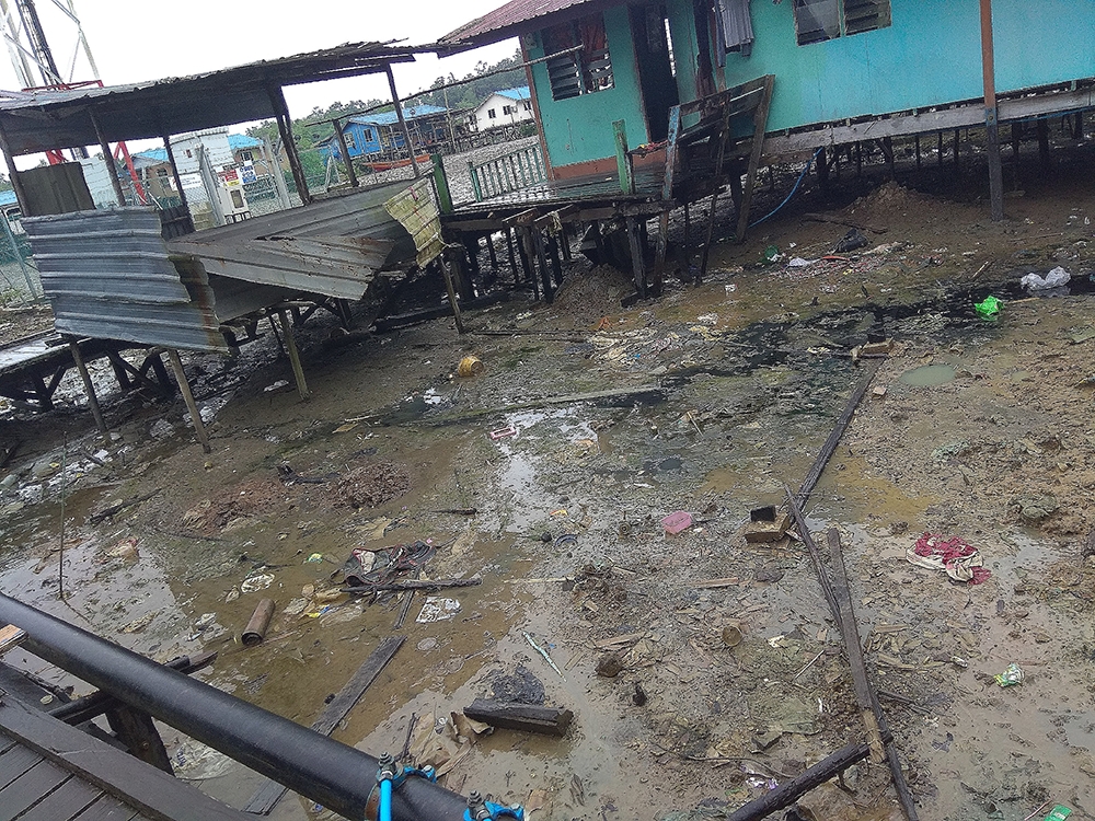 The condition at Kampung Salak where there are no proper waste management facilities available.