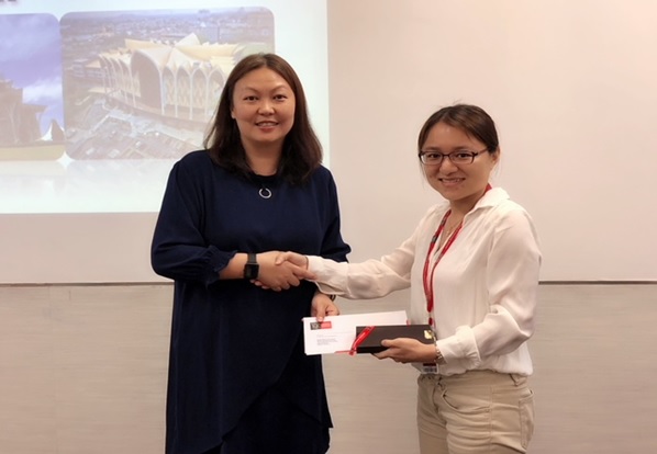 The lecturer of Engineering Project Management, Chai Pui Ching presented the souvenir and appreciation letter to the guest speaker Ir. Sim Hui Kheng.