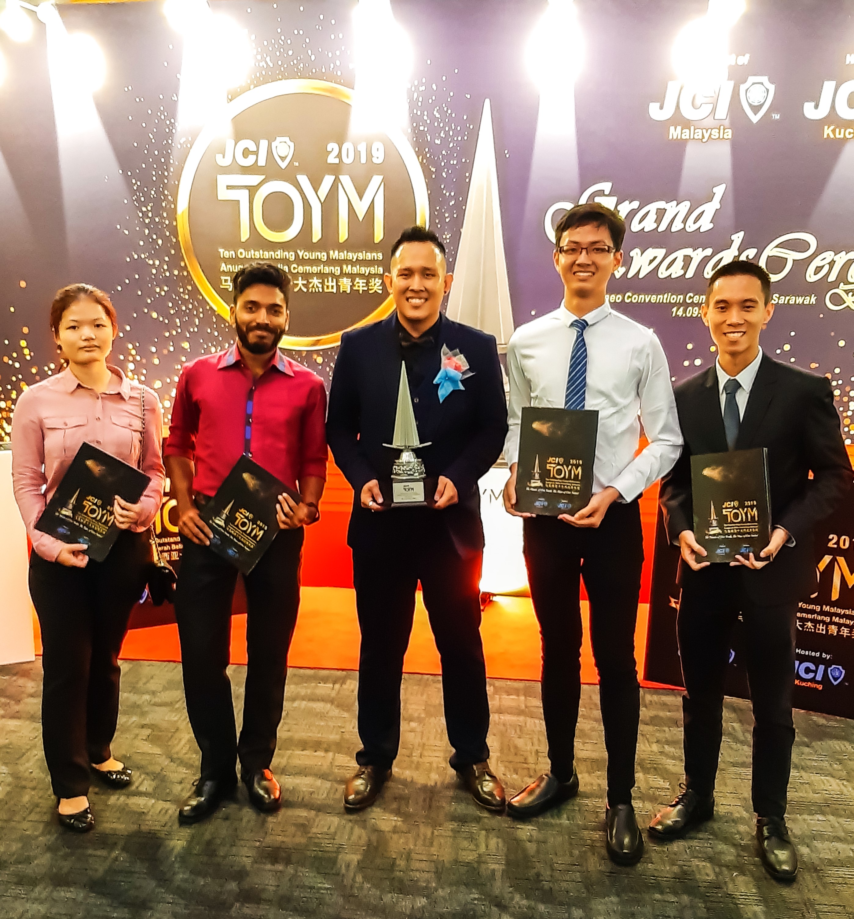 Dr Lim with Md Asif (2nd left), Wong (2nd right) and other Swinburne students at the awards dinner.