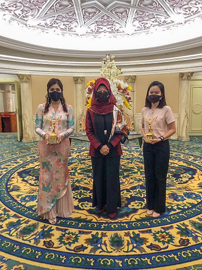 Dr Ida and Lai in a group photo with Minister of Welfare, Community Wellbeing, Women, Family and Childhood Development Dato Sri Fatimah Abdullah.