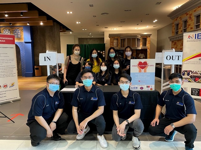 A group photo with representatives from IEM Sarawak Branch and IEM YES Sarawak Branch.