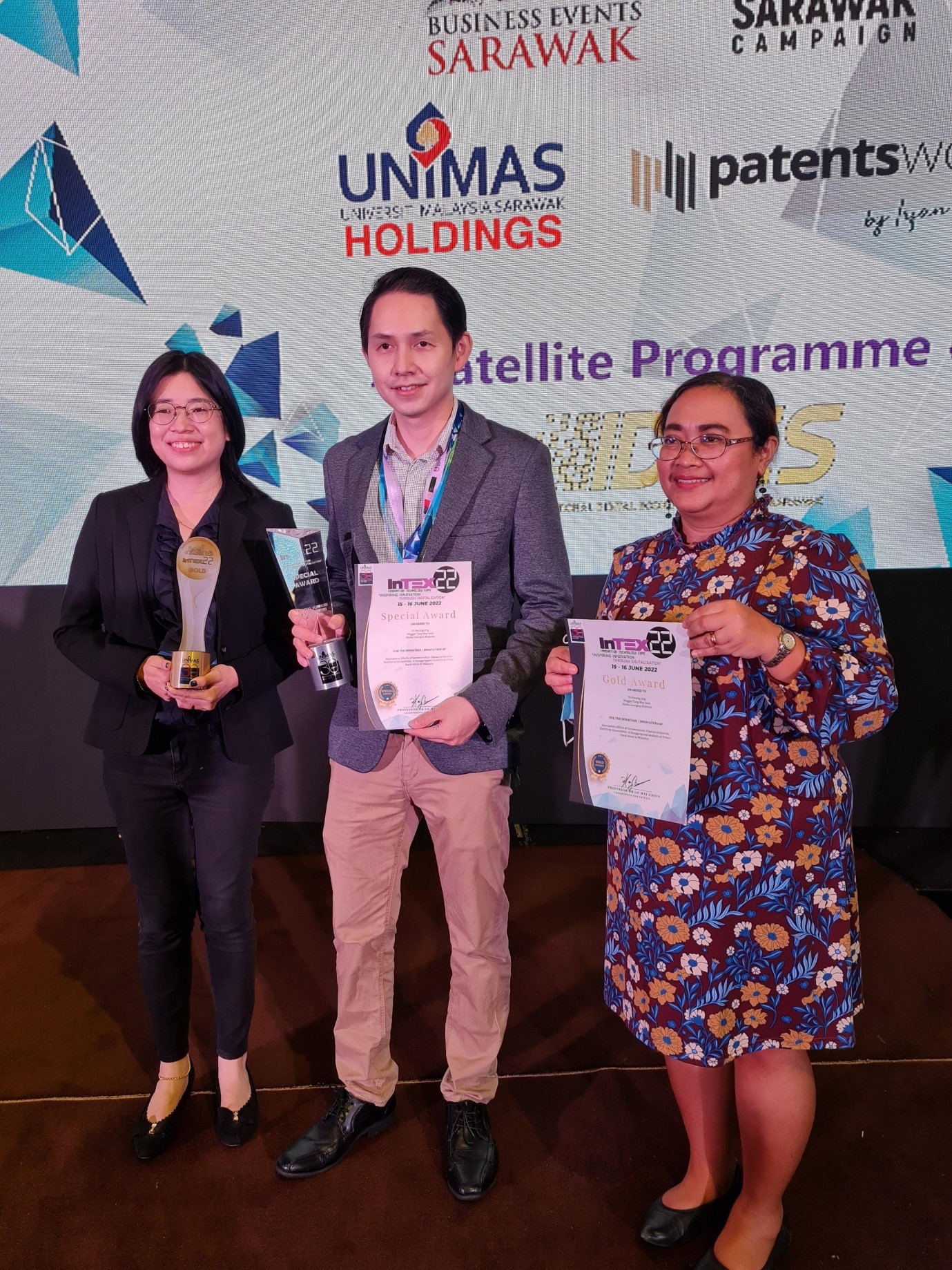Swinburne Sarawak researchers show their awards won at InTEX22.