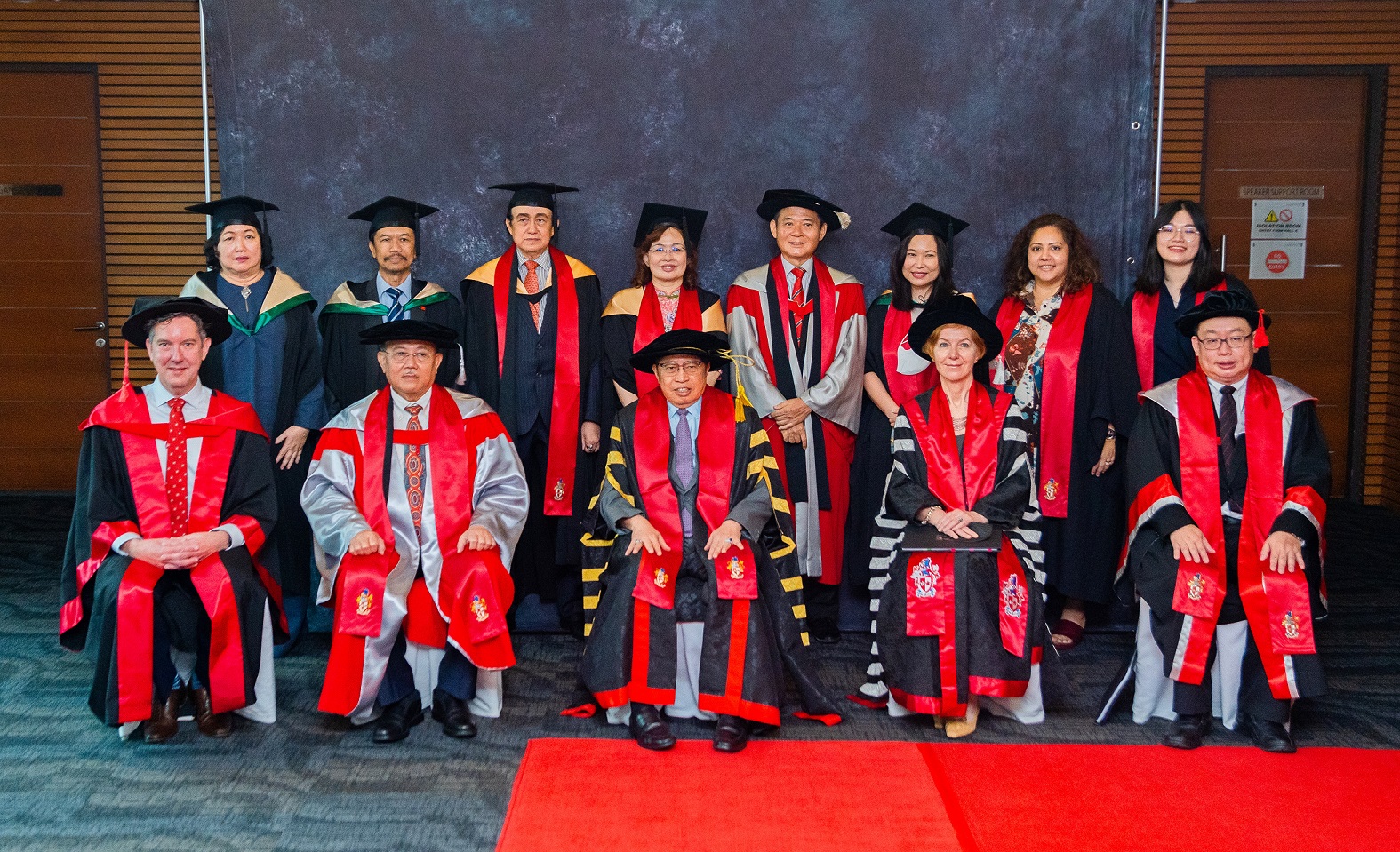 A group photo taken at Swinburne Sarawak’s August 2022 graduation ceremony. Seated in the front row are (from left) Dr Douglas Proctor, Chairman of Swinburne Sarawak Board of Directors Tan Sri Datuk Amar (Dr) Haji Mohamad Morshidi bin Abdul Ghani, Sarawak Premier and Pro Chancellor of Swinburne Sarawak Datuk Patinggi Tan Sri (Dr) Abang Haji Abdul Rahman Zohari bin Tun Datuk Abang Haji Openg, Professor Pascale Quester, and Ir Professor Lau Hieng Ho.