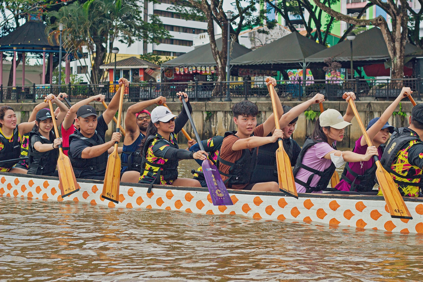 Swinburne Sarawak students enjoying rowing at SDBC Open Day 2022. (Photo: Nethanel Ng)