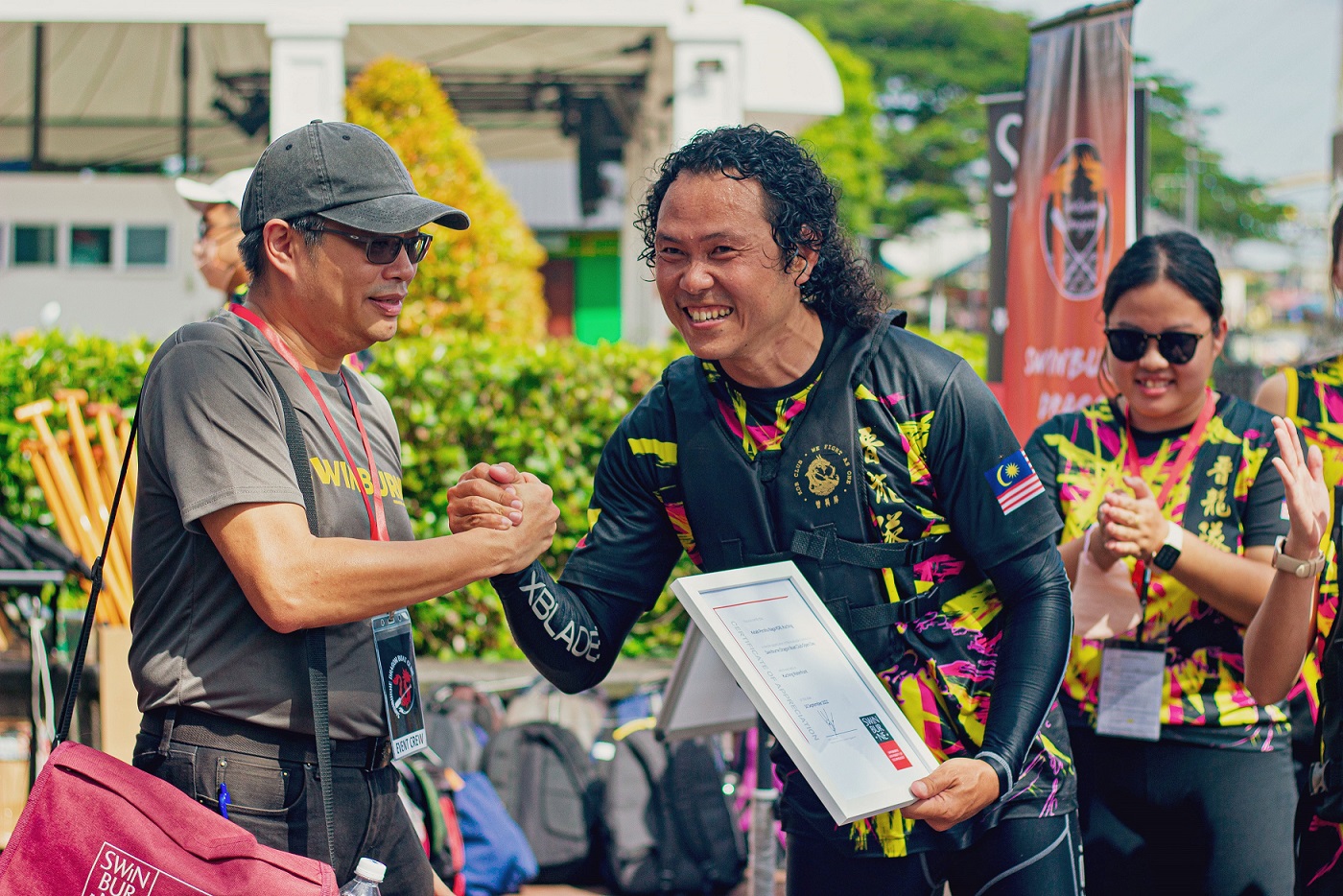 A certificate of appreciation is presented to SDBC’s collaborative partner, KDB, represented by KDB secretary Leslie Liew (centre). (Photo: Nethanel Ng)