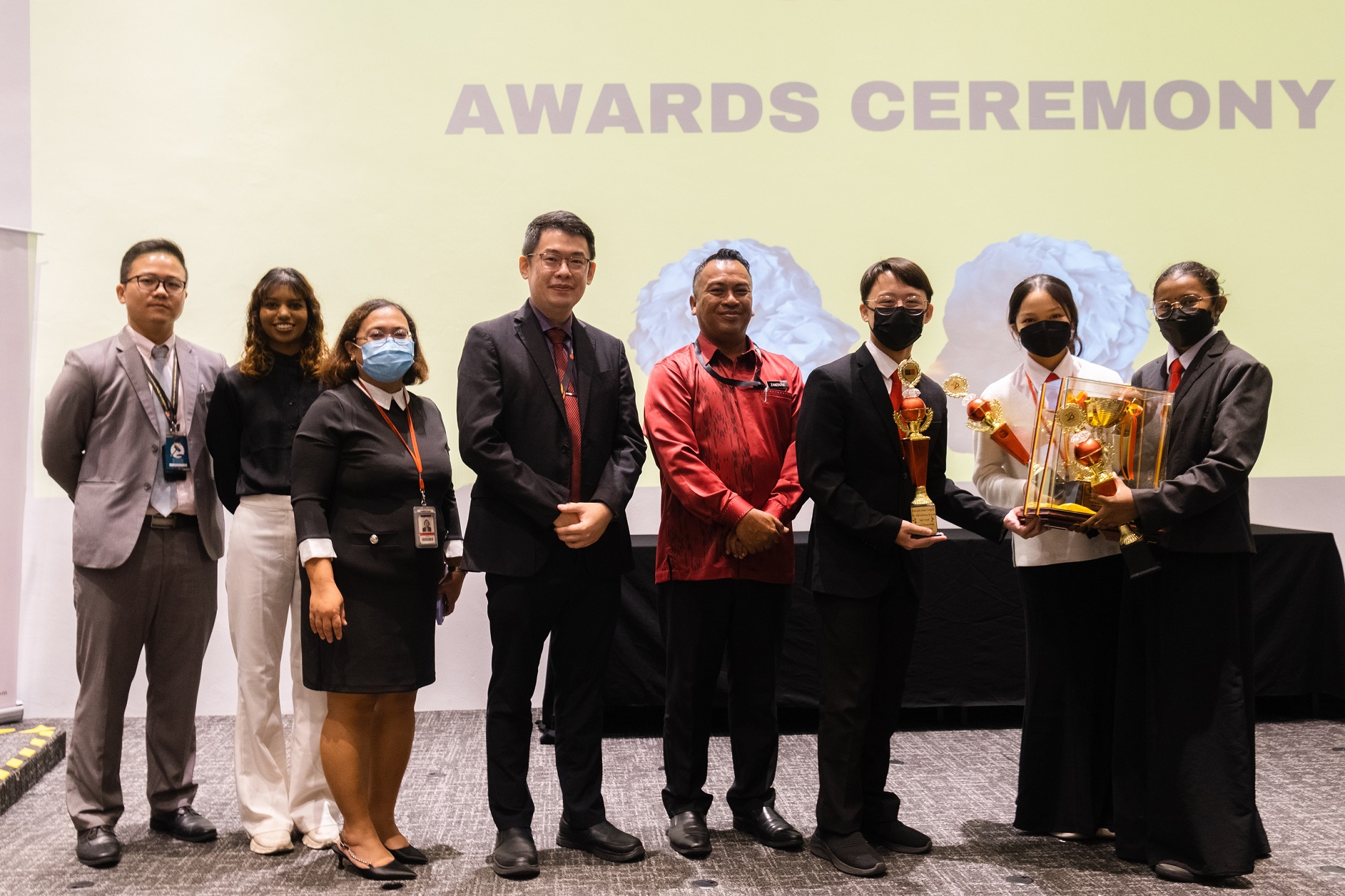 (From third right) Ryan Foh Jing Yee, Andrea Ong Li Wei and Kalpana A/P Murugayah from SMK Lutong emerge as champions in the Senior Category of the 18th SSIDC.