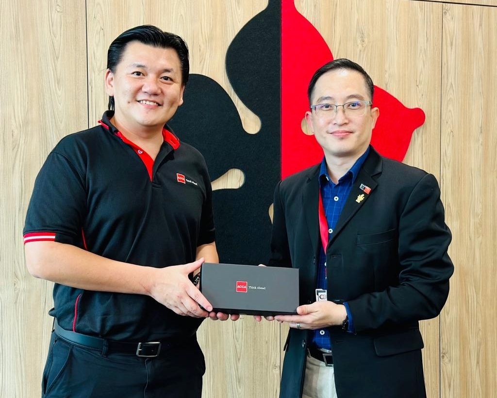 Mr Ang Wen How (left), Education Relationships Lead, ACCA Maritime Southeast Asia, presents a token of appreciation to Professor Brian Wong Kee Mun, Dean, Faculty of Business, Design and Arts, Swinburne Sarawak.