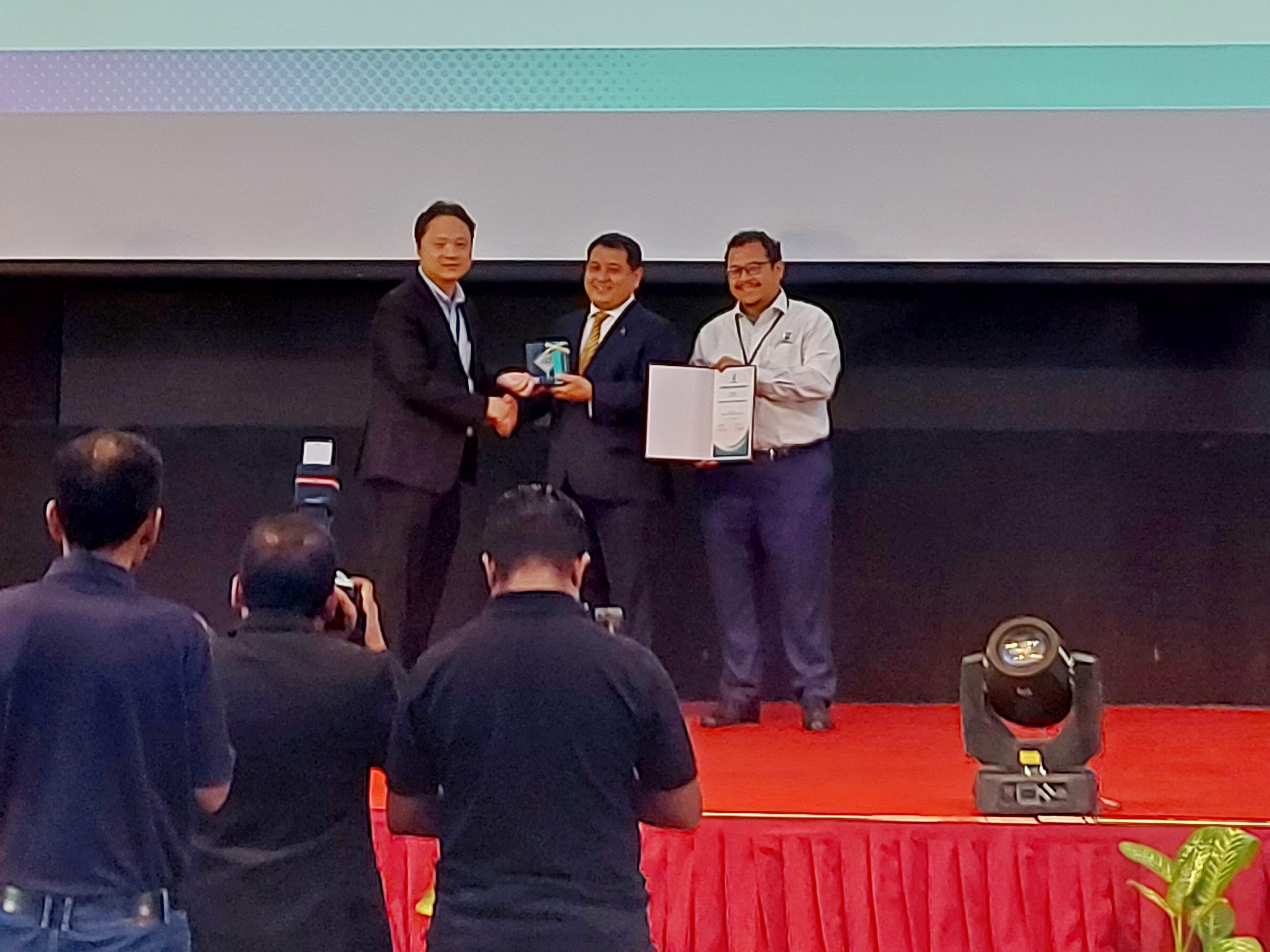 Swinburne Sarawak receives award of appreciation from PETRONAS