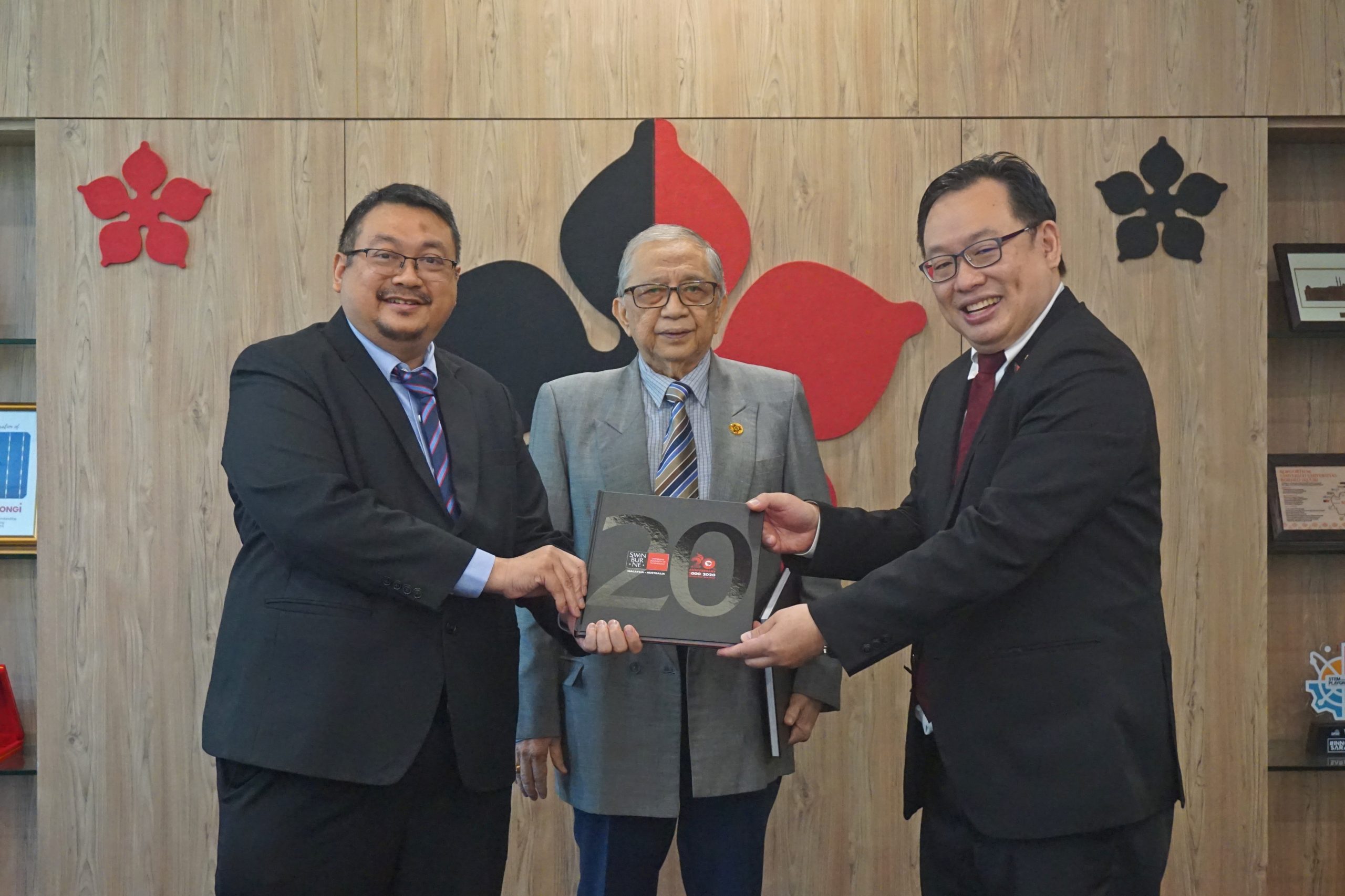 Professor Lau (right) presents a souvenir to Dato’ Amirudin as Dato Sri Abang Abdul Karim looks on.