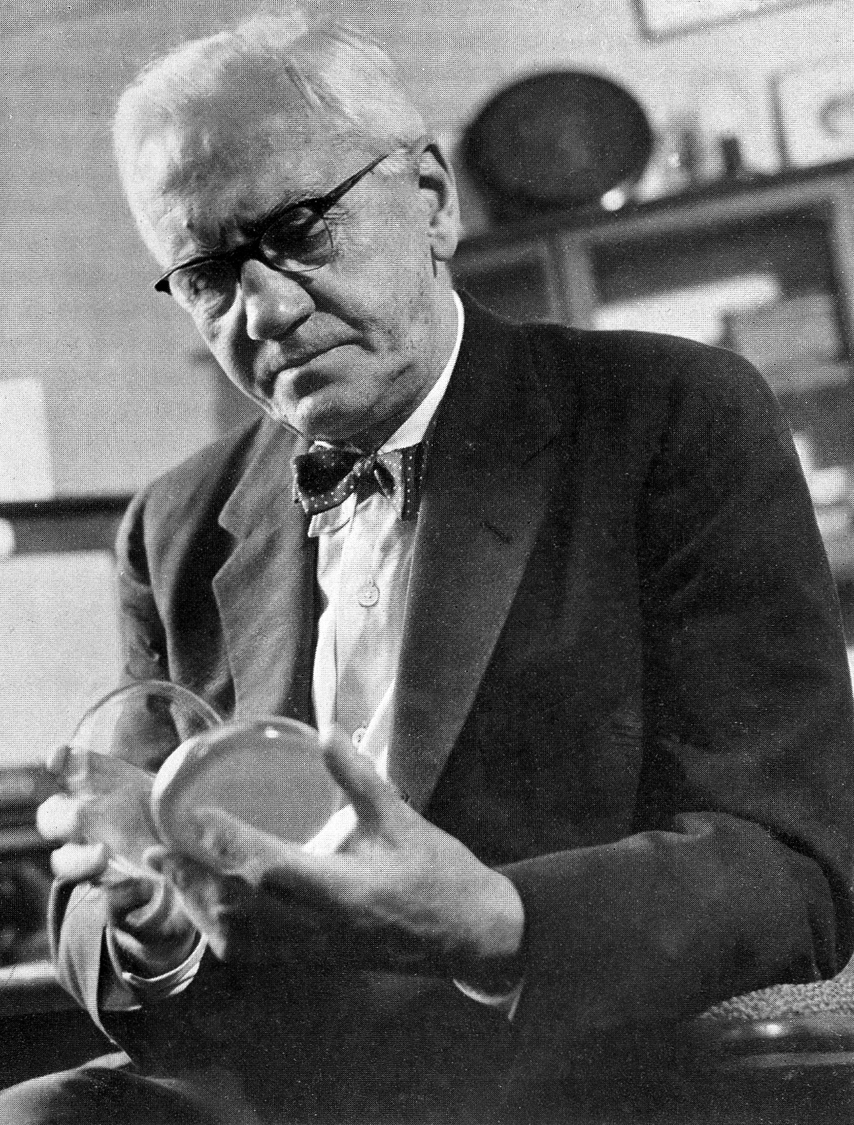 L0000655 Sir Alexander Fleming. Credit: Wellcome Library, London. Wellcome Images images@wellcome.ac.uk http://wellcomeimages.org Sir Alexander Fleming. Published:  -   Copyrighted work available under Creative Commons Attribution only licence CC BY 4.0 http://creativecommons.org/licenses/by/4.0/
