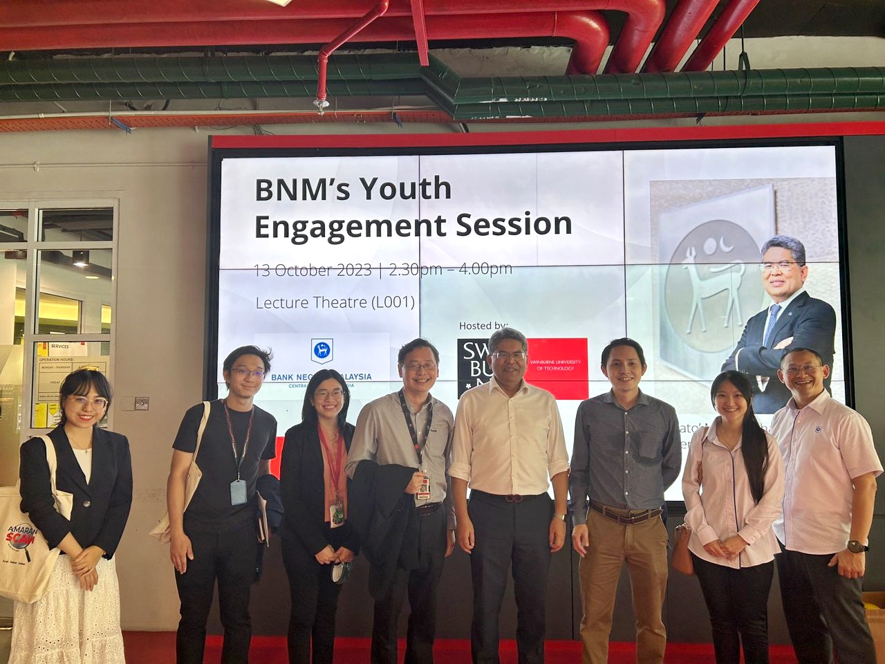 A group photo taken with Dato’ Marzunisham (fourth right), Associate Professor Dr Fung Chorng Yuan, Head of School, School of Business, Swinburne Sarawak (fourth left) along with the teams from BNM and Swinburne School of Business. 