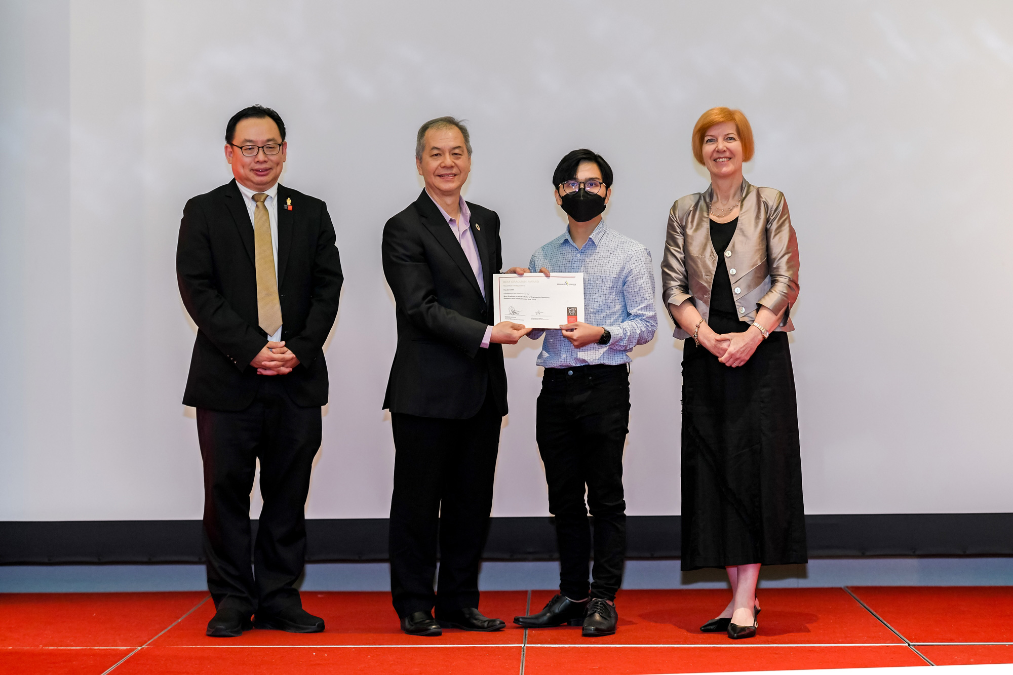 Chin Hau Zen (second right) receives the Best Graduate in Bachelor of Engineering (Robotics and Mechatronics) award from Mr James Ung, Group Chief Operating Officer and Swinburne Campus Ambassador of Sarawak Energy Berhad, witnessed by Ir Professor Lau Hieng Ho (left) and Professor Pascale Quester (right).
