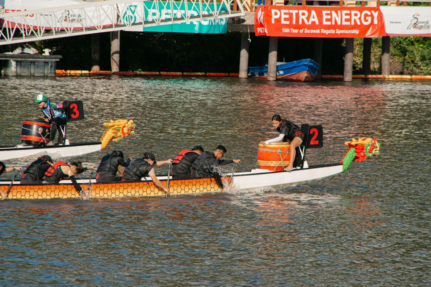 Swinburne Dragons’ International Premier Mix 12 crew in Boat 2 gains the lead against their opponents.