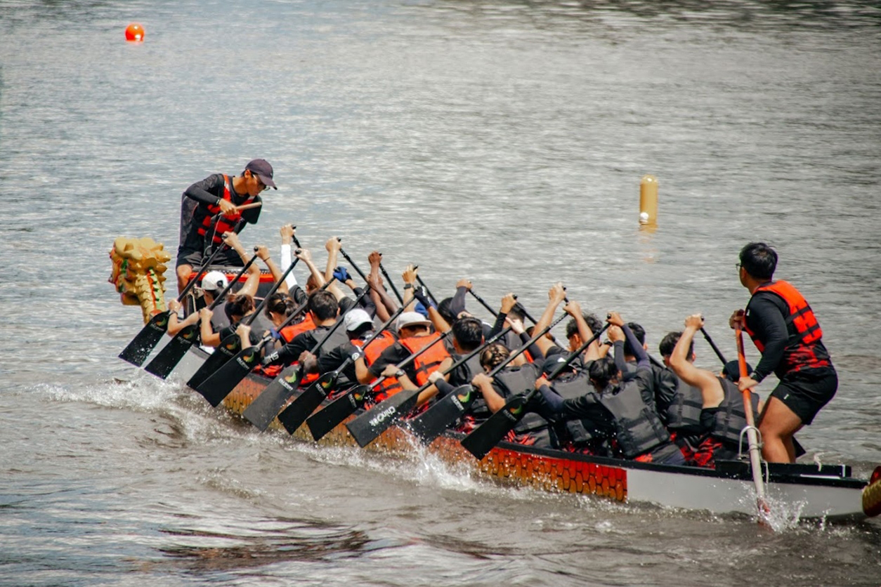 Swinburne Dragons’ International Premier Mix 22 crew paddle hard during the race. 