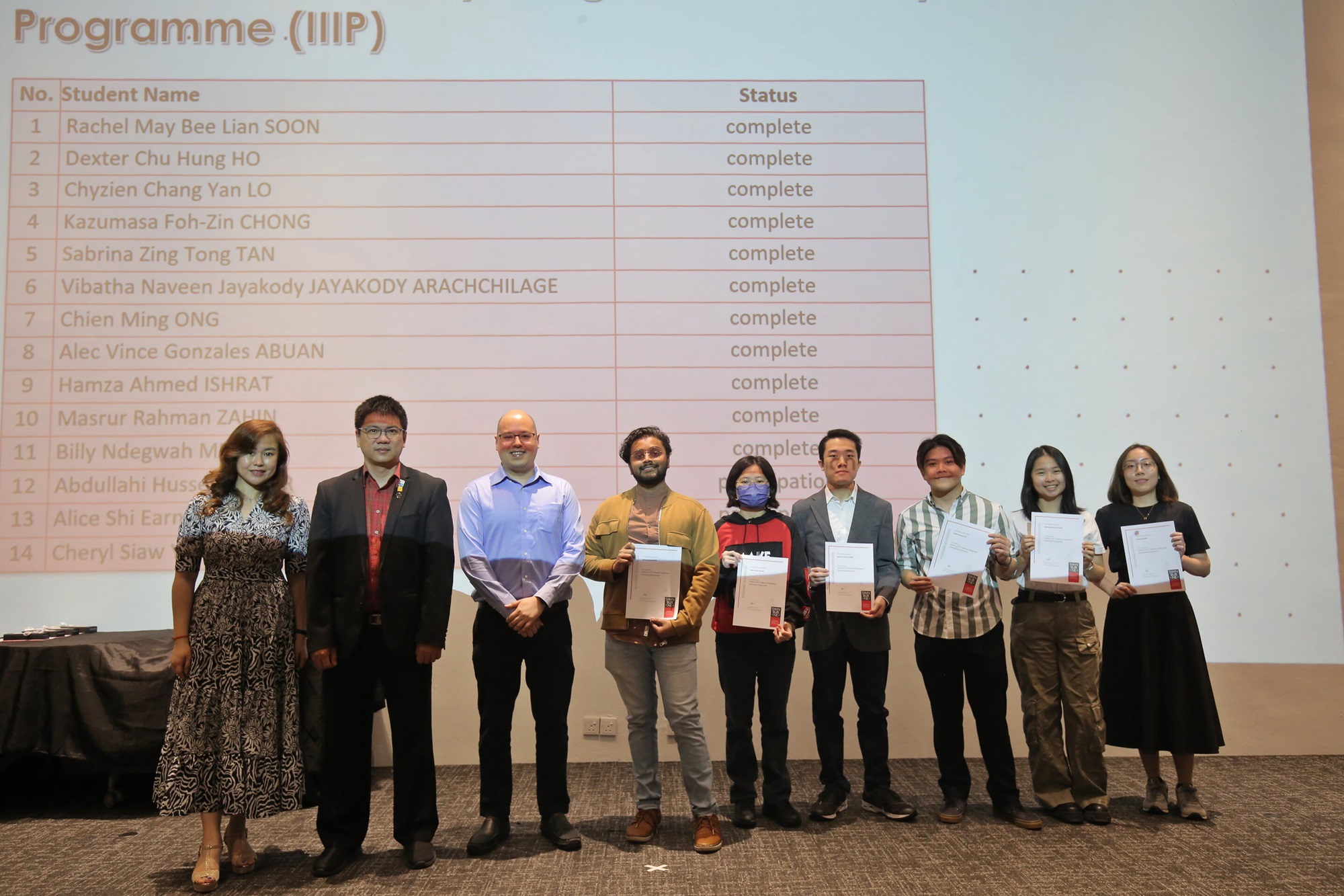 Presentation of the School of ICT Industry Integrated Internship Program (IIIP) certificates to recipients by Ir Associate Professor Dr Chua Hong Siang (second left), Head of School, School of Engineering and Science, witnessed by (from left) Ir Ts Dr Liew San Chuin, Associate Dean (External Engagement and Impact), Faculty of Engineering, Computing and Science, and Dr Brian Loh Chung Shiong, Deputy Head of School, School of ICT.