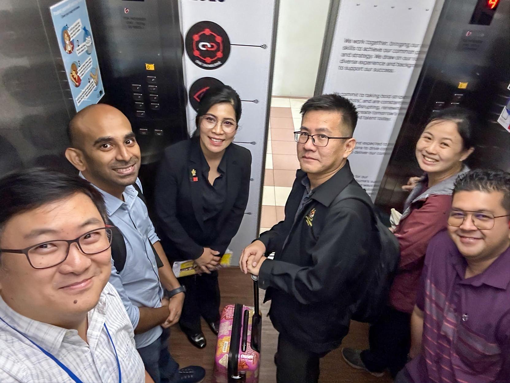 A group photo of Professor Patrick Then (left) and Swinburne Sarawak Deputy Pro Vice-Chancellor (Research) Professor Dr Ida Fatimawati bt Adi Badiozaman (third left) with the team from DHRi including (from second left) Dr Mohan Dass Pathmanathan, Mr William Law Kian Boon, Dr Kuan Pei Xuan and Dr Aizuddin bin Abdul Rahman.