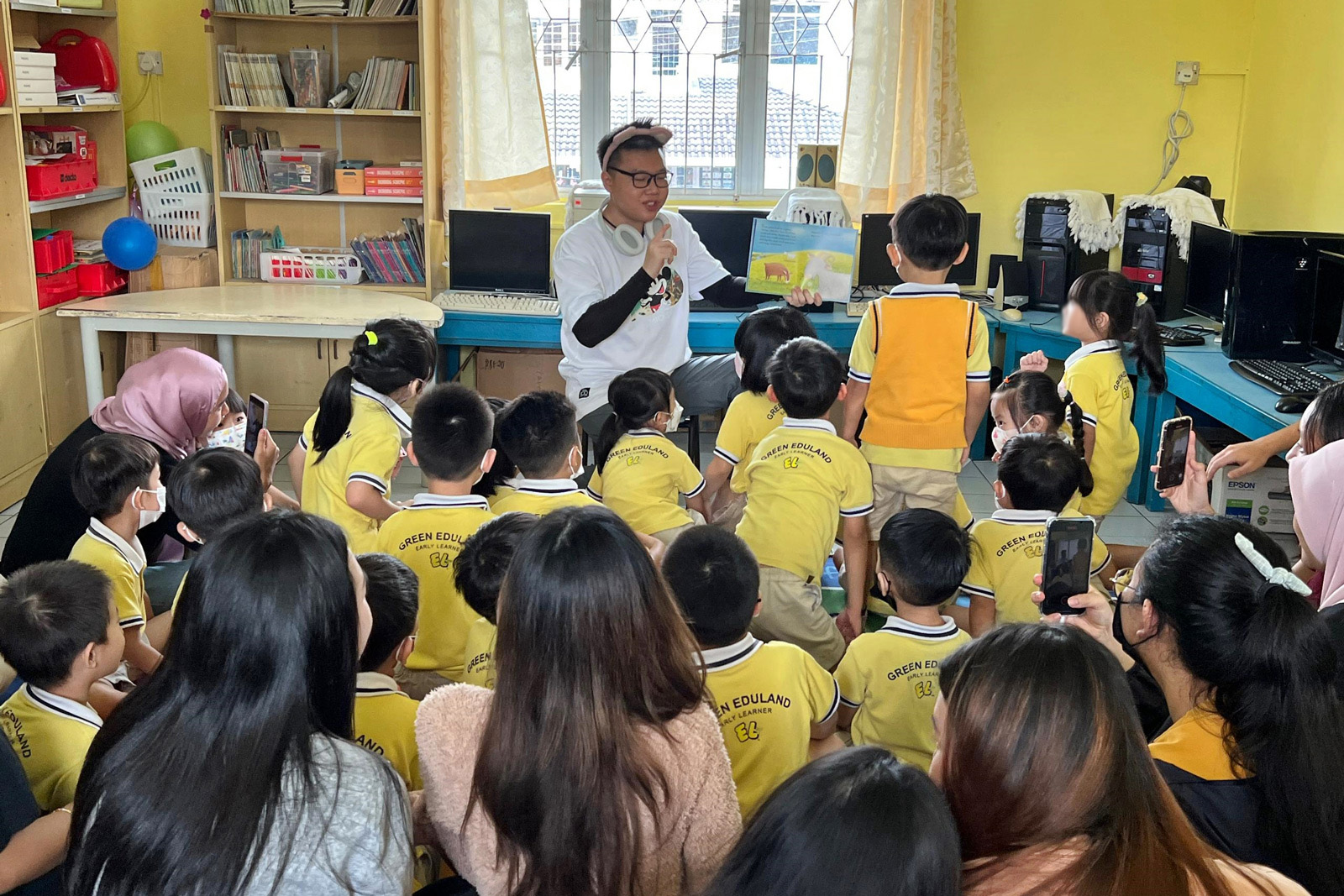 Lee conducting his storytelling session.