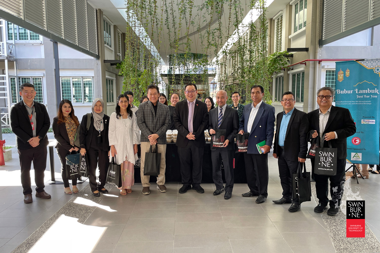 Ir Professor Lau Hieng Ho (sixth left) along with the university’s Executive Group members and visitors take a group photo at the bubur lambuk event.