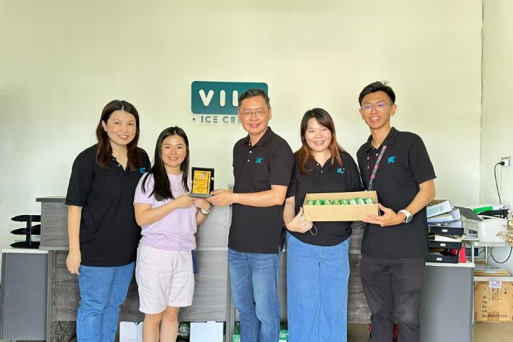 Associate Professor Dr Fung Chorng Yuan (centre) presents a souvenir to Ms Joyce Liew (second left). Also seen (from left) are Ms Wong Kai Lu, Ms Jacqueline Chang and Kenn Soon Yang. 