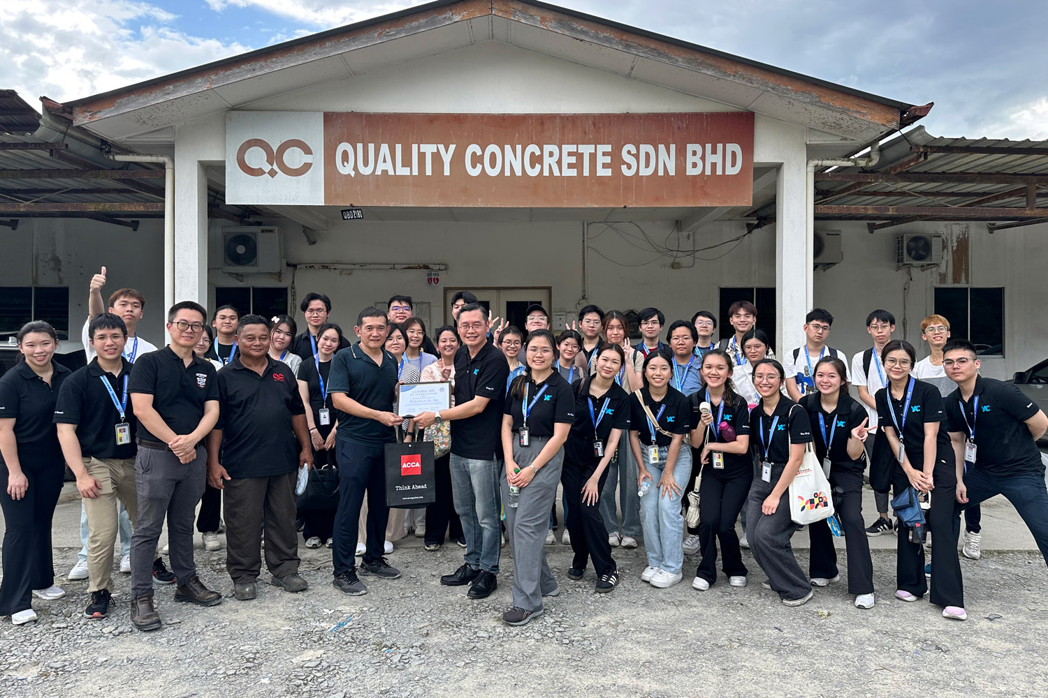 A group photo taken at Quality Concrete Sdn Bhd. Seen are Associate Professor Dr Fung Chorng Yuan (front row, sixth left) presenting a token of appreciation to General Manager Mr Ling Kieng King (front row, fifth left).