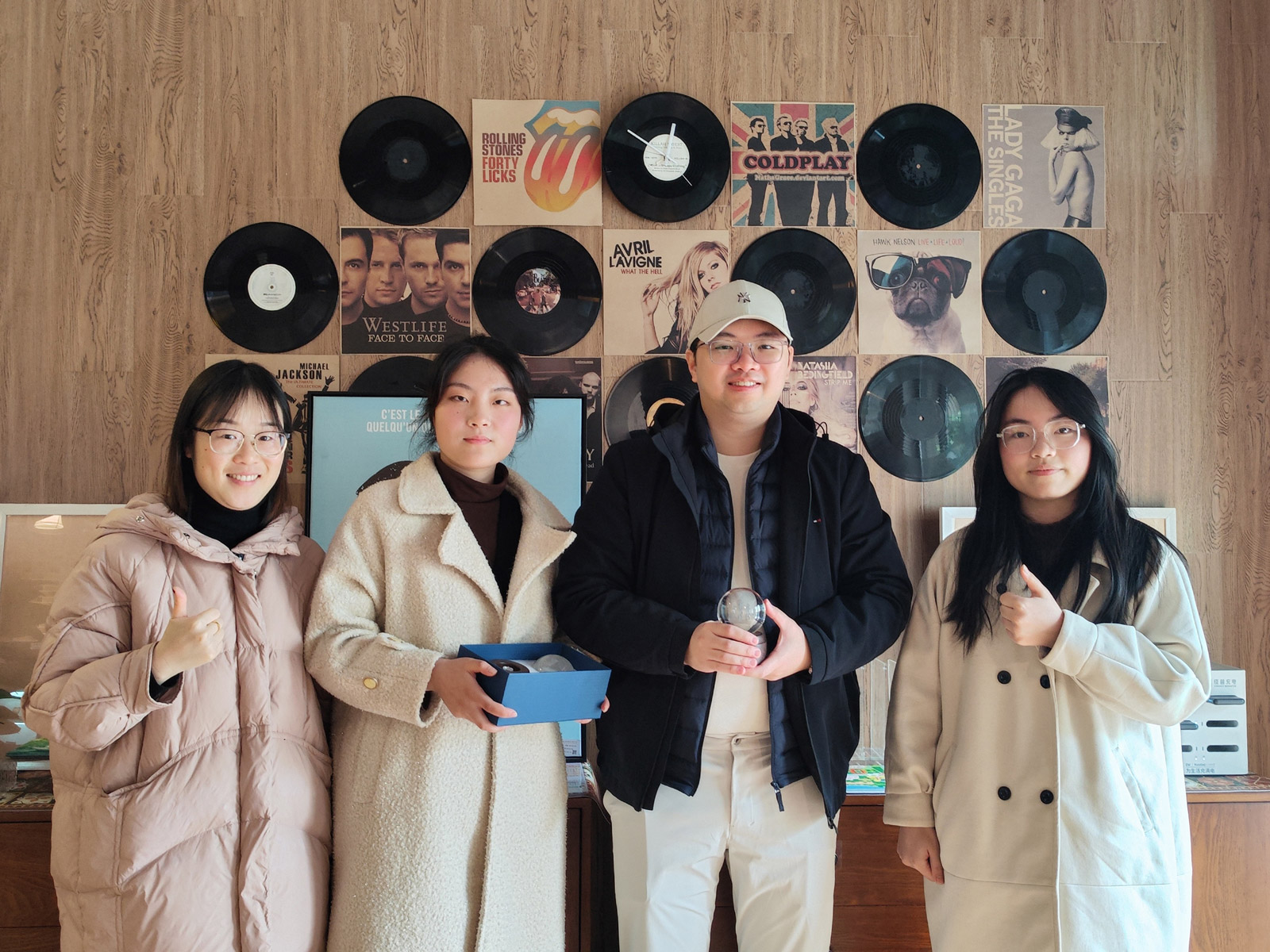 Dr Gabriel Wee (second right) with the Zhejiang Yuexiu University student startup team, showcasing their prototype products for international market validation in collaboration with Swinburne Sarawak students.
