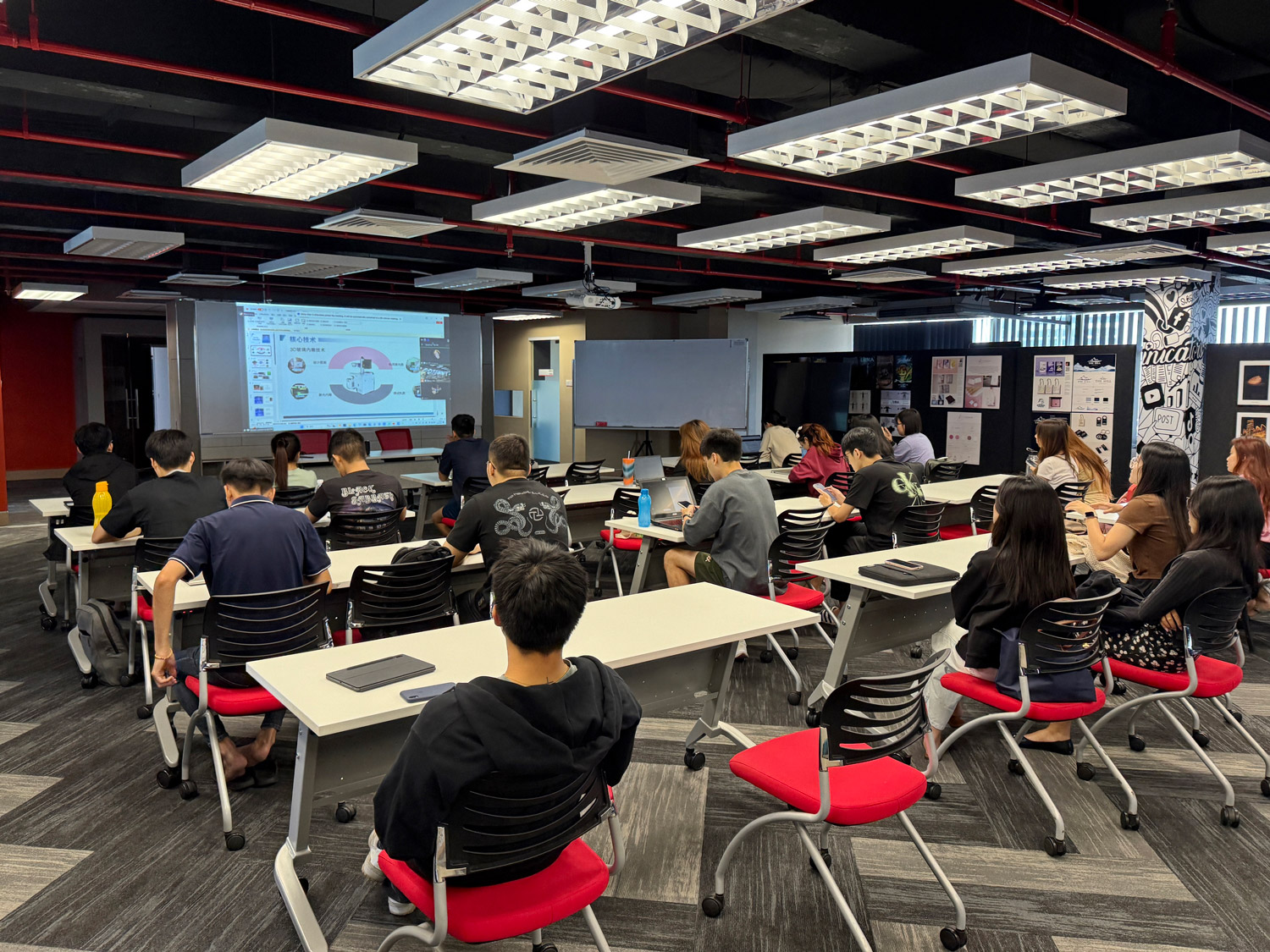 Swinburne Sarawak entrepreneurship students attend a hybrid session on building international marketplaces with Zhejiang Yuexiu University student startups, part of their semester-long cross-border entrepreneurship project under Dr Gabriel Wee. 