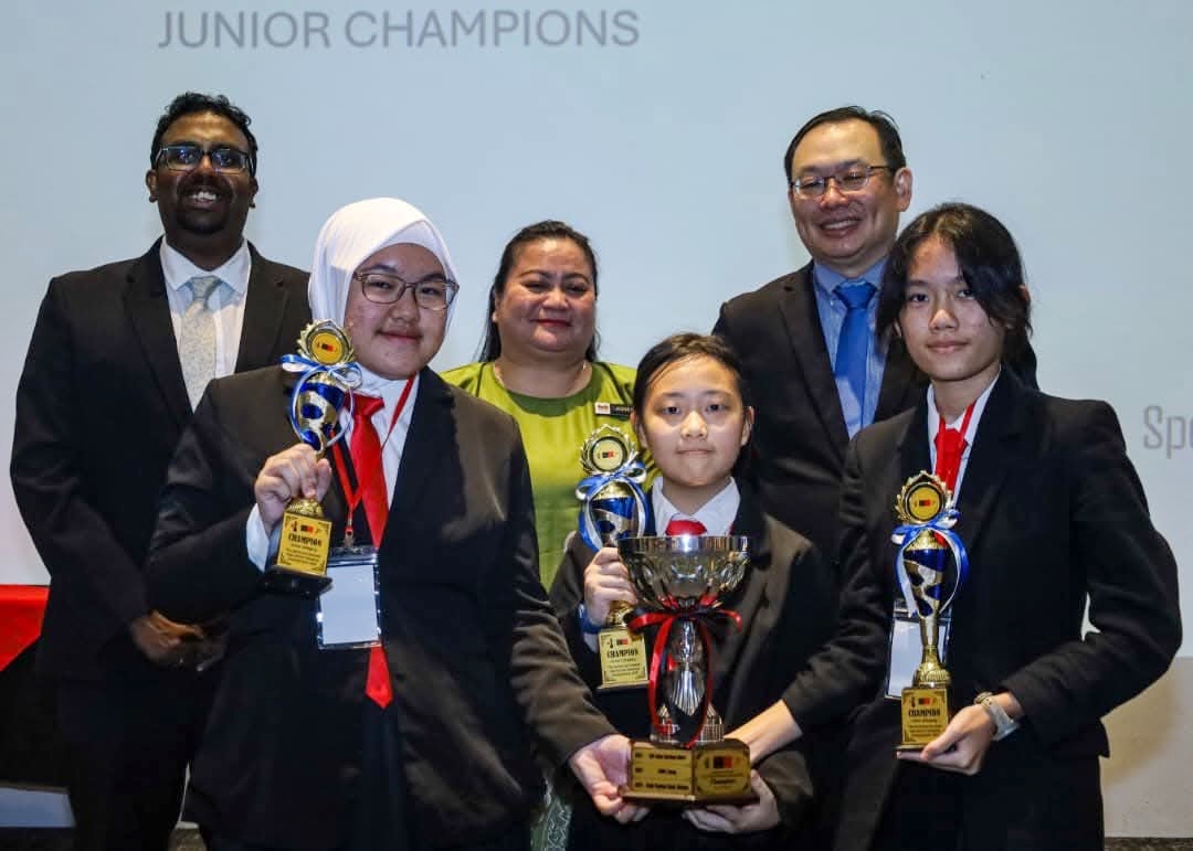 The Junior Champion team from SMK Lutong, along with (back row, from left) Kasun Illankoon, Cikgu Agnes Molly anak Eddie Saga, and Ir Professor Lau Hieng Ho.