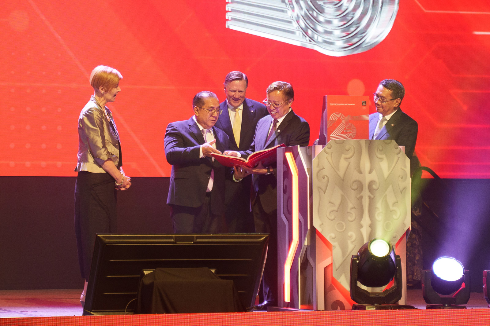 The Right Honourable Datuk Patinggi Tan Sri (Dr) Abang Haji Abdul Rahman Zohari bin Tun Datuk Abang Haji Openg (second right) officially launches Swinburne Sarawak’s 25th anniversary commemorative book as (from left) Professor Pascale Quester, Datuk Amar Jaul Samion, Swinburne University of Technology Chancellor Professor John Pollaers OAM, and Yayasan Sarawak Director Datu Mohamad Junaidi bin Mohidin look on. 