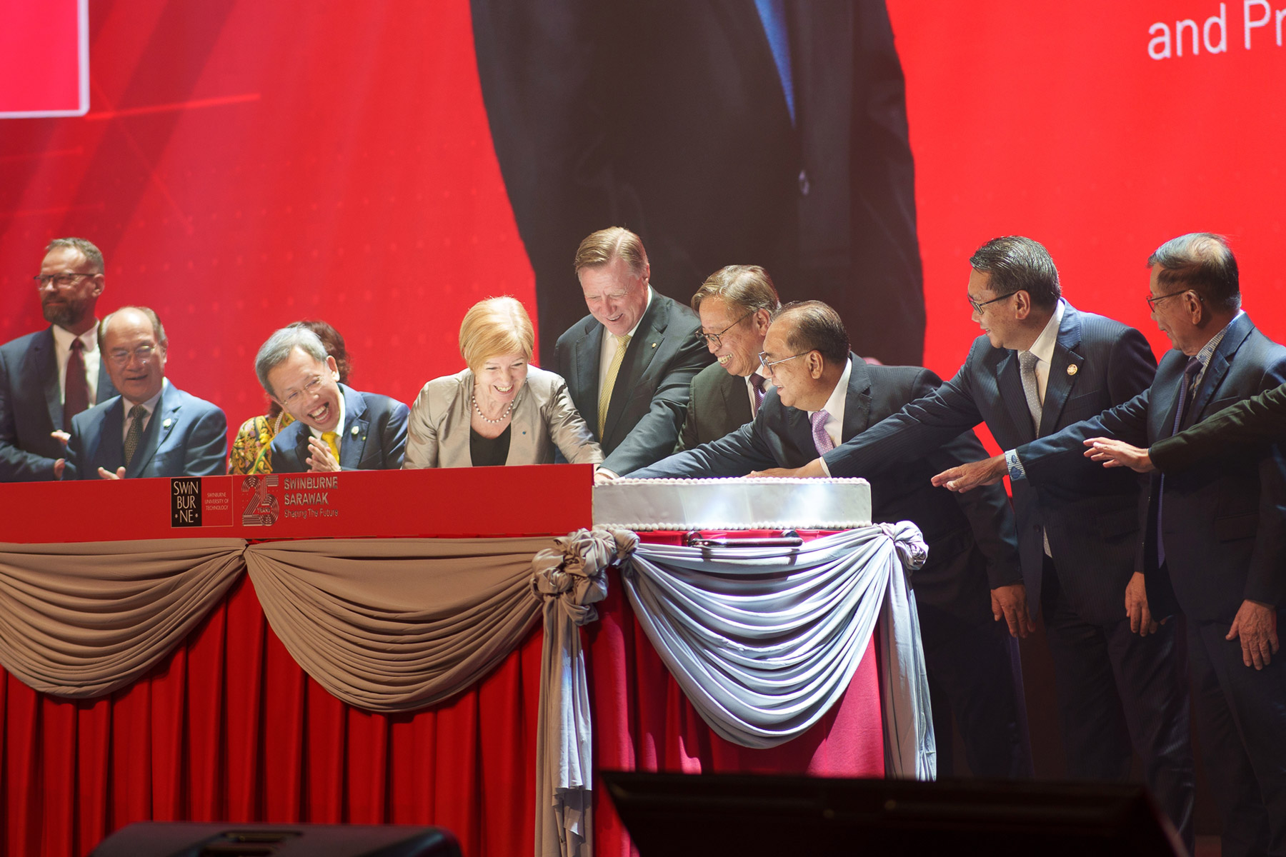 The Right Honourable Datuk Patinggi Tan Sri (Dr) Abang Haji Abdul Rahman Zohari bin Tun Datuk Abang Haji Openg (fourth right) along with (from sixth right) Professor Pascale Quester, Swinburne University of Technology Chancellor Professor John Pollaers OAM, Datuk Amar Jaul Samion, and Yayasan Sarawak Director Datu Mohamad Junaidi bin Mohidin during the cake-cutting ceremony in celebration of Swinburne Sarawak’s 25th anniversary.  