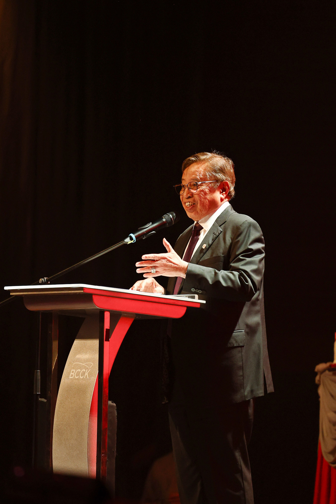 The Right Honourable Datuk Patinggi Tan Sri (Dr) Abang Haji Abdul Rahman Zohari bin Tun Datuk Abang Haji Openg delivers his speech. 