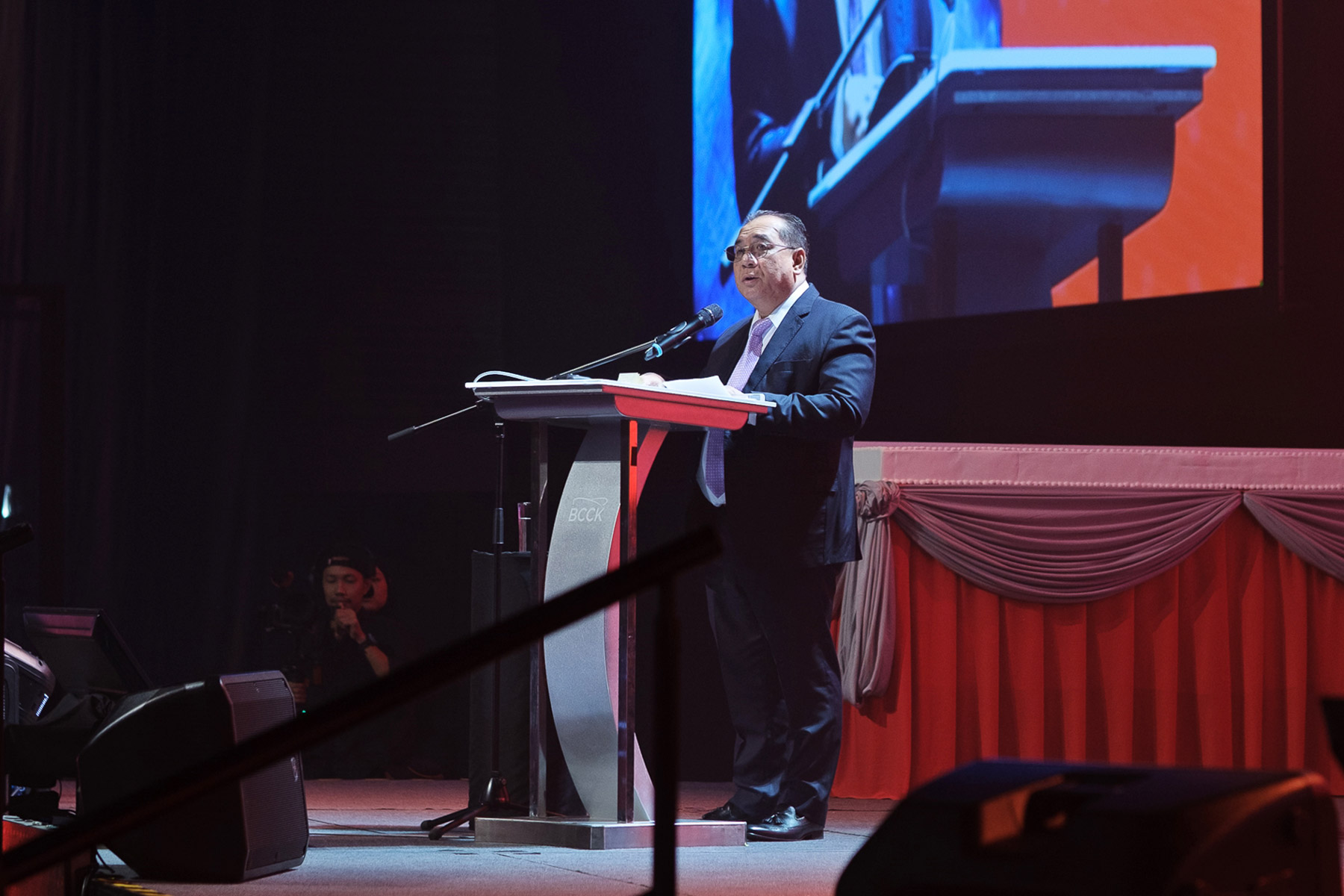Datuk Amar Jaul Samion delivers his speech.
