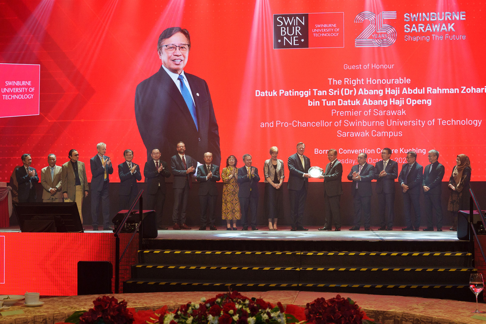 Swinburne University of Technology Chancellor Professor John Pollaers OAM (seventh right) presents a memento to The Right Honourable Datuk Patinggi Tan Sri (Dr) Abang Haji Abdul Rahman Zohari bin Tun Datuk Abang Haji Openg. 