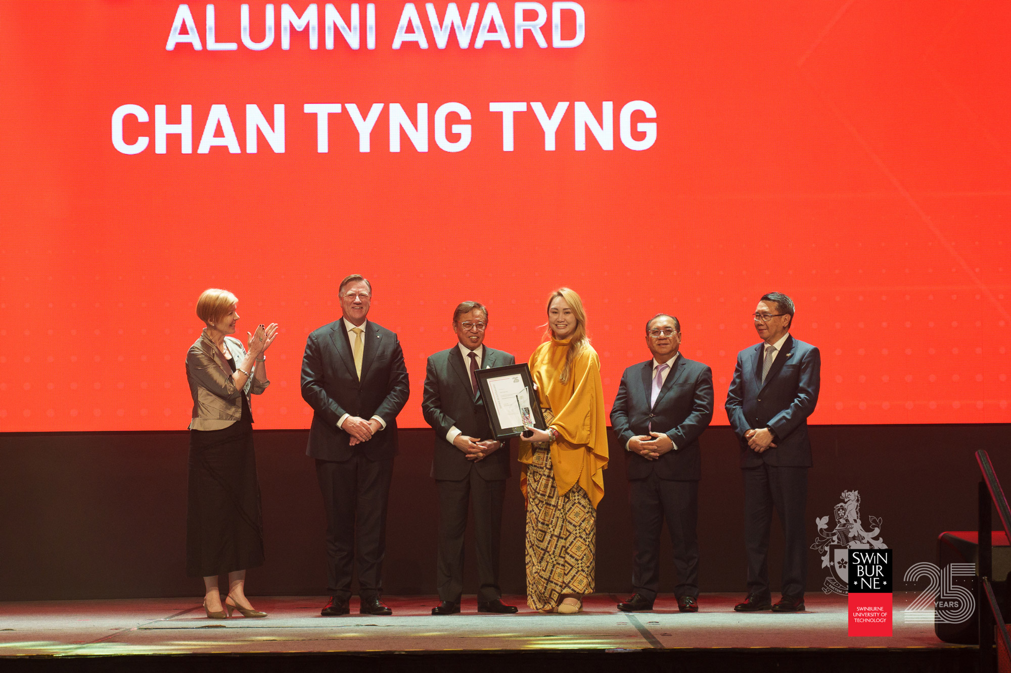 Chan Tyng Tyng receives the Distinguished Alumni Award certificate and trophy, presented by the Right Honourable Premier of Sarawak Datuk Patinggi Tan Sri (Dr.) Abang Haji Abdul Rahman Zohari bin Tun Datuk Abang Haji Openg during the 25th Anniversary Gala Dinner at Borneo Convention Centre Kuching. 