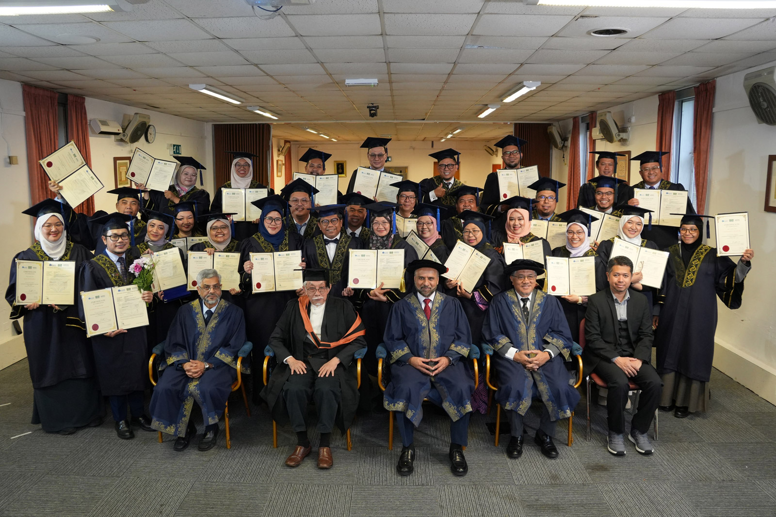 Swinburne Sarawak Academic Completes Prestigious Malaysia-UK Leadership Program