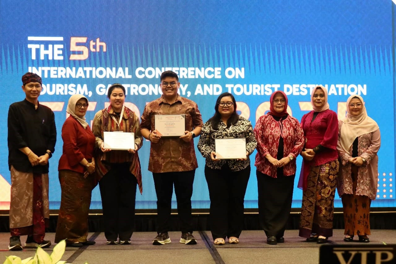 Emily Anak Rogos (fourth right) wins the conference’s Best Presenter Award.