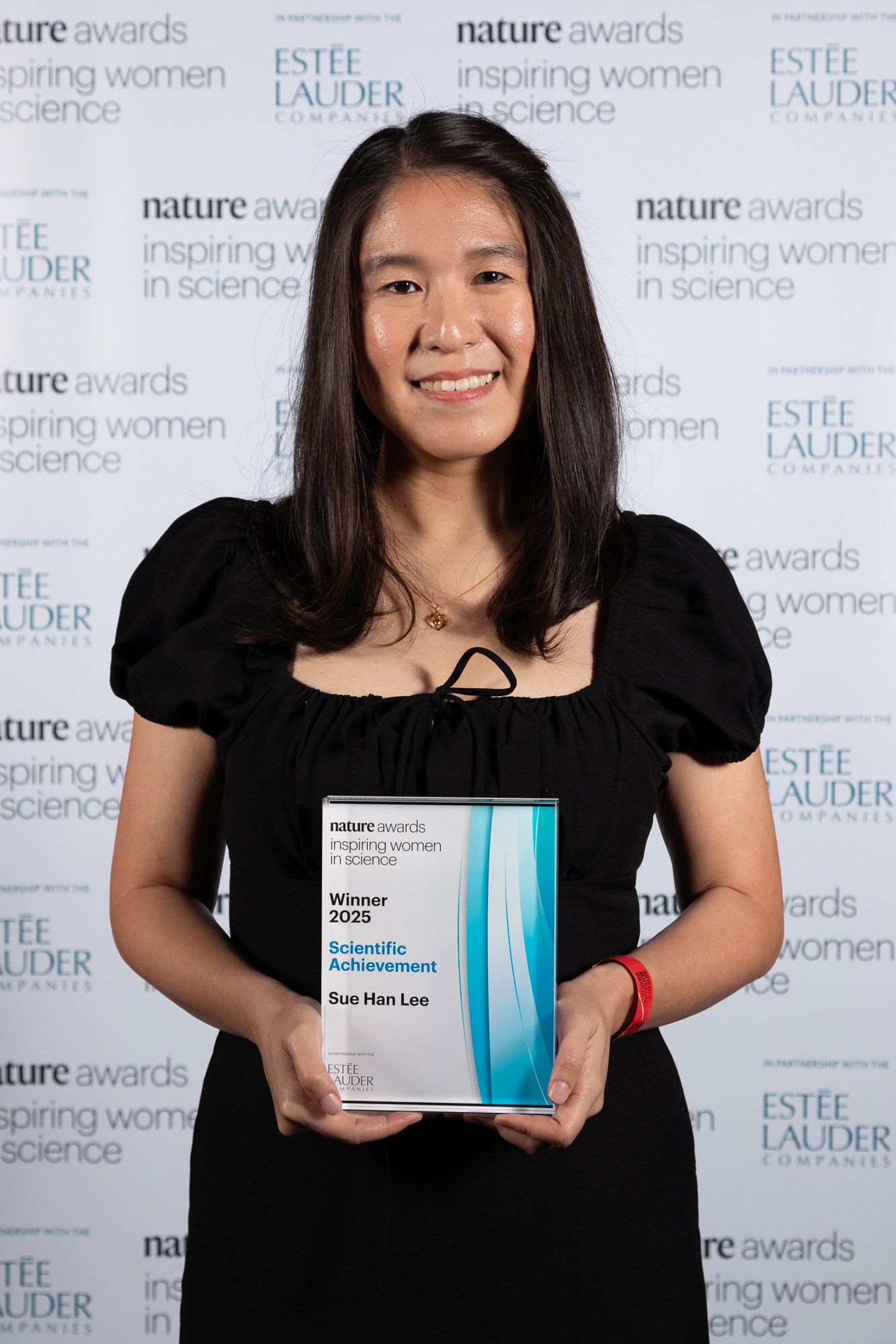 Ts Dr Lee Sue Han with her award. 