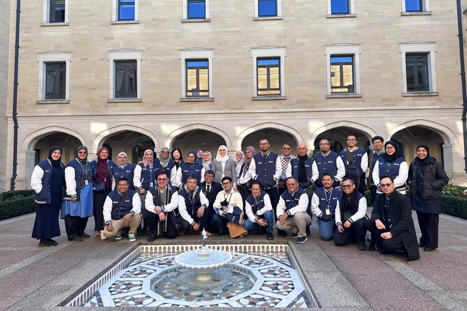 Participants of the PCCL program pose for a group photo with Dr Asma Mustafa (back row, centre), Dean of Scholars and Research Fellow at OCIS as well as Leadership Program Coordinator at OCIS and Linacre College, during their academic visit to OCIS as part of their international leadership exposure.