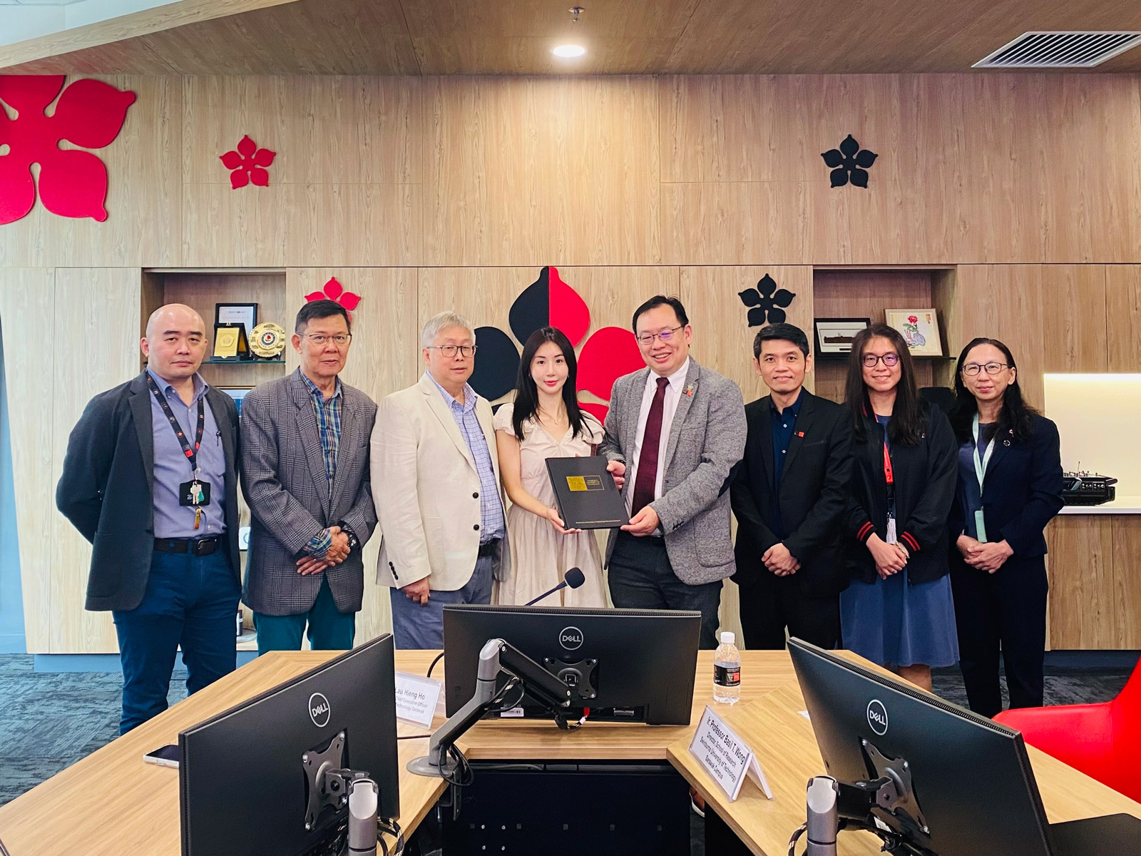 Exchange of the Letter of Intent. Seen are (from left) Ir Associate Professor Dr Choo Chung Siung; John Teo, Associate, Quatini; Gerald Leong; Yery Chung; Ir Professor Lau Hieng Ho; Ir Professor Basil Wong; Ts Dr Lee Sue Han, Head of Department, Information and Communication Technologies, Swinburne Sarawak; and Ts Professor Lau Bee Theng, Associate Dean (Research and Development), Faculty of Engineering, Computing, and Science, Swinburne Sarawak. 
