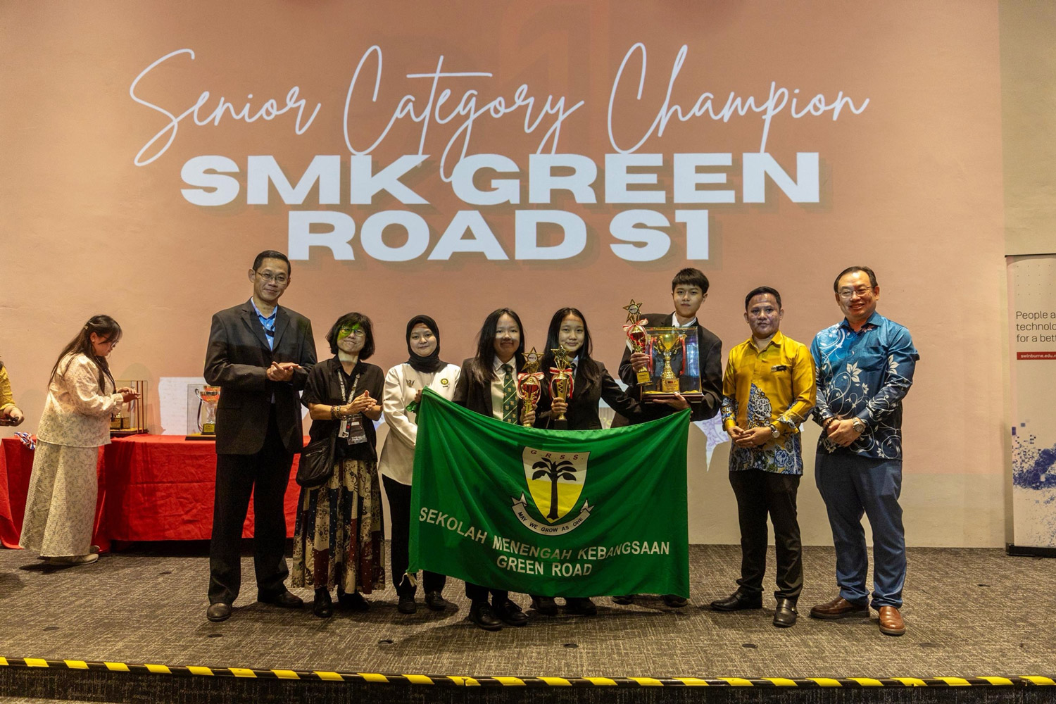 The Senior Champion team from SMK Green Road, with Encik Jamal bin Sabang (second from right), Swinburne Sarawak Pro Vice-Chancellor and Chief Executive Officer Ir Professor Lau Hieng Ho (right), and others. 