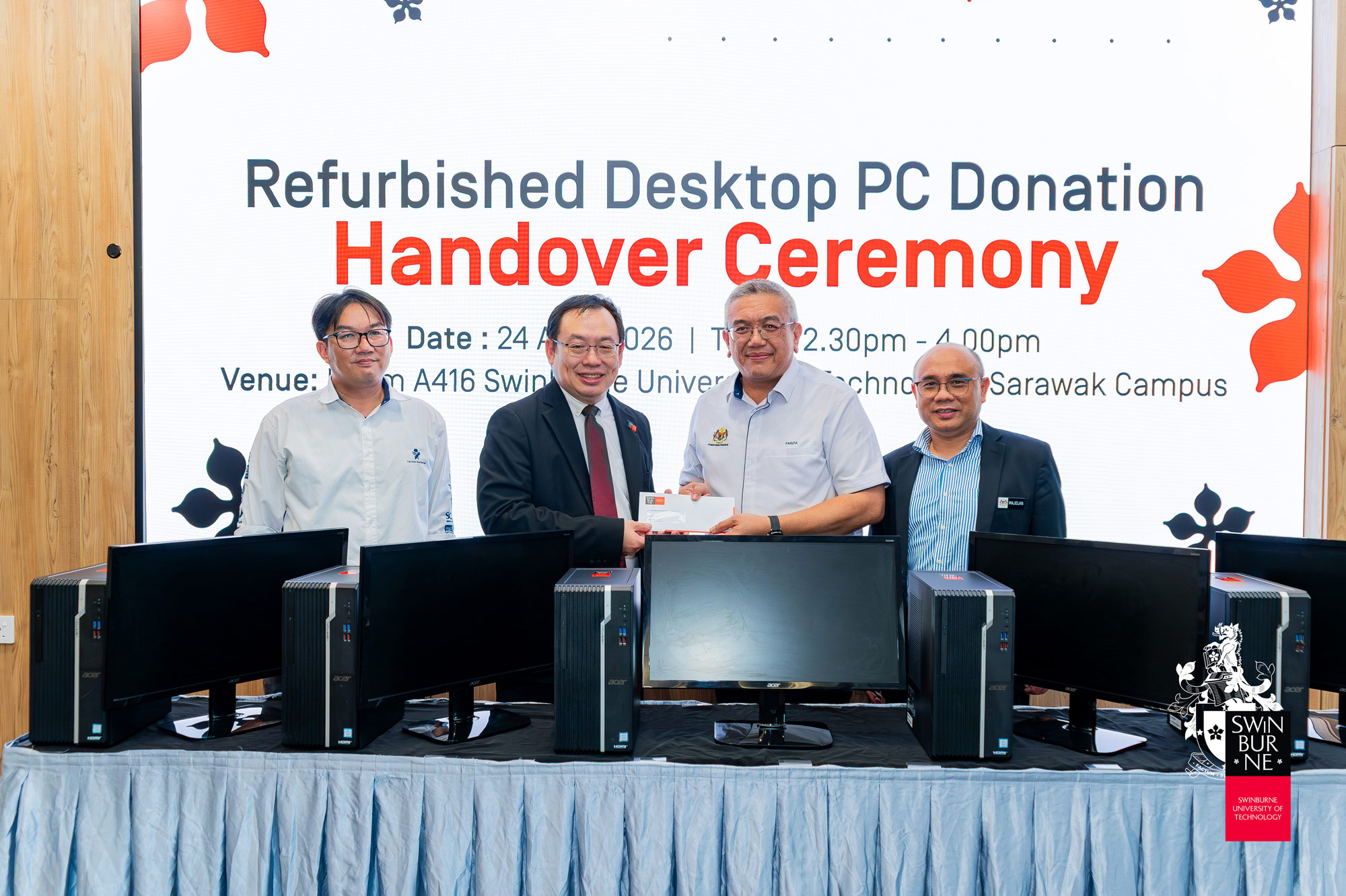 Ir Professor Lau Hieng Ho symbolically hands over the refurbished PCs to Encik Faidzul bin Ahmad, Principal, SMK Green Road, as Ts Mohammad Faisal bin Jaffar (left) and Dr Majelan bin Sulong (right) look on.