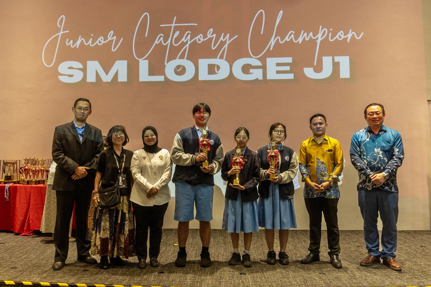 The Junior Champion team from SM Lodge, with Encik Jamal bin Sabang (second from right), Swinburne Sarawak Pro Vice-Chancellor and Chief Executive Officer Ir Professor Lau Hieng Ho (right), and others.