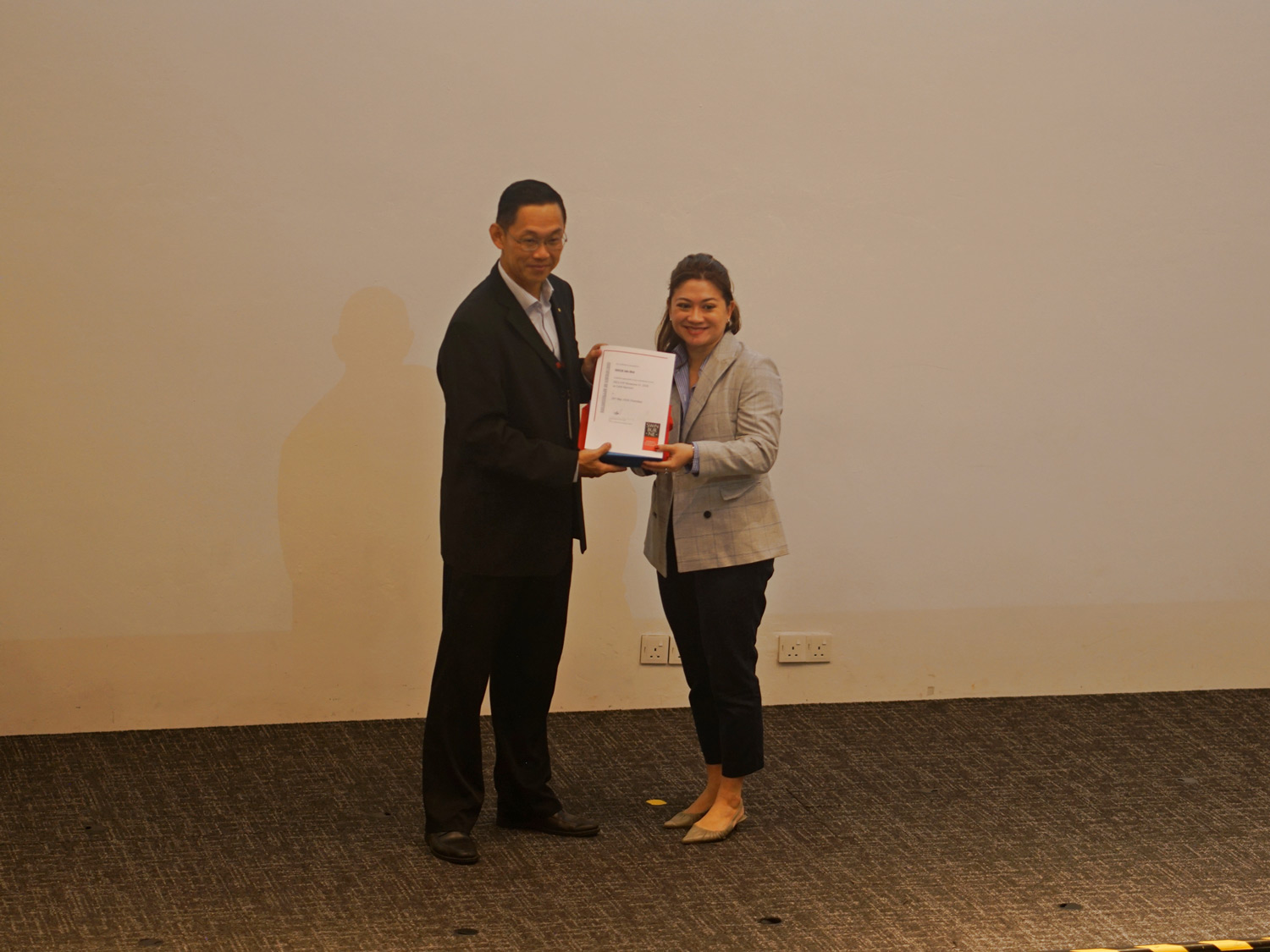 Ir Professor Su Hieng Tiong (left) presents a token of appreciation to Ms Natasia Jerah, Director, SOCOE Sdn Bhd, representing the Gold Sponsor.