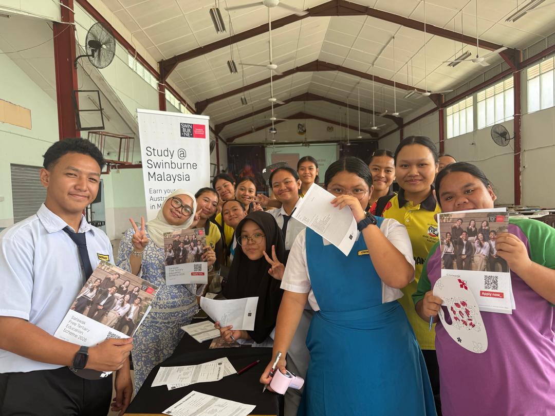 A prospective student receives one-on-one counselling from a course counsellor at a Swinburne Sarawak Open Day