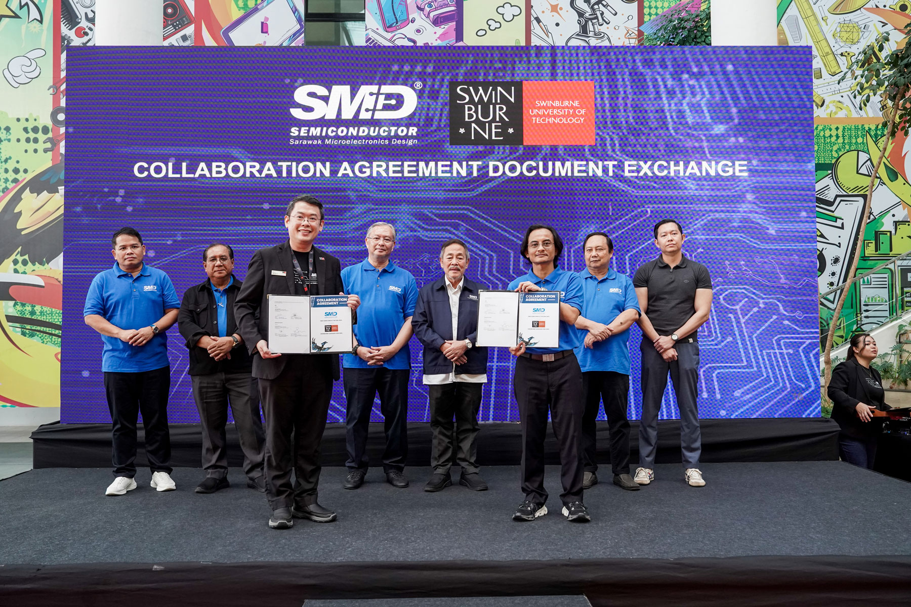 The exchange of the collaboration agreement between Swinburne Sarawak and SMD Semiconductor, represented by Swinburne Sarawak Deputy Pro Vice-Chancellor (Academic) Ir Professor Sim Kwan Yong (front, left) and SMD Semiconductor Chief Executive Officer Mr Shariman bin Jamil (front, right), respectively.